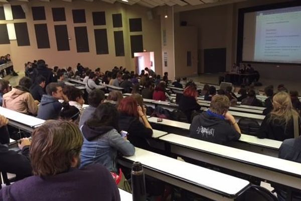 Les étudiants en assemblée générale à la fac de lettres de Montpellier pour préparer la suite du mouvement contre la loi travail.