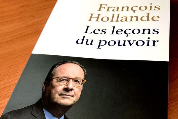 Le livre "Les leçons du pouvoir" de François Hollande, éditions Stock