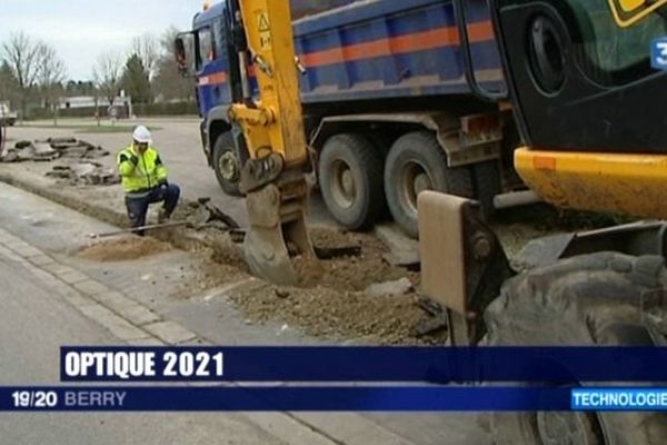 Dans cette tranchée,  la société Touraine Cher Numérique déploiera prochainement des câbles de fibre optique. 65km au total à installer sous terre mais aussi en façade et sur les poteaux électriques de la commune de Nérondes (Cher)