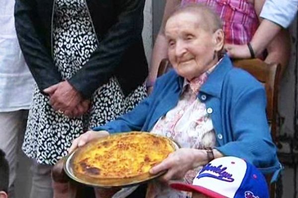 A Lugny, tout le monde connaît les tartes à l'orange de Madeleine. Faites maison, elles sont délicieuses. Madeleine en vend régulièrement dans sa boutique, mais elle ne veut pas en donner la recette. Elle l'a transmis à une seule personne: sa fille unique.