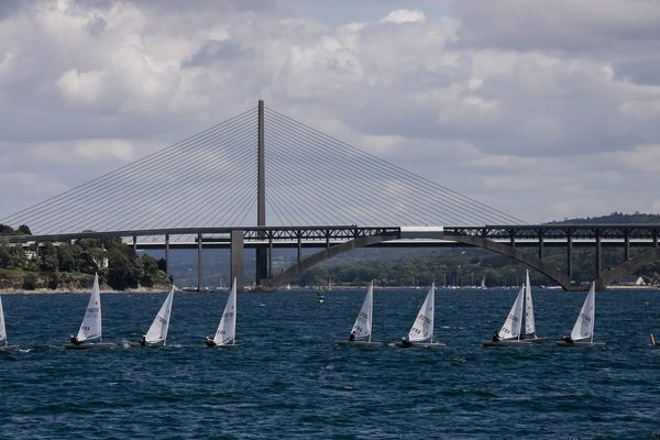 Des voiliers devant le pont d'Iroise, dans la rade de Brest