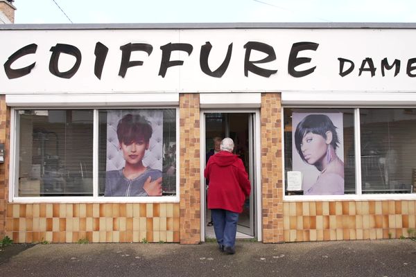 Après 60 ans passés dans ce salon de coiffure du Havre, Chantal Tourneur prend sa retraite