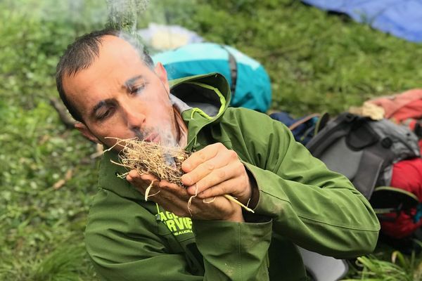 Wilfrid Bergé, le formateur, apprend aux stagiaires à faire le feu