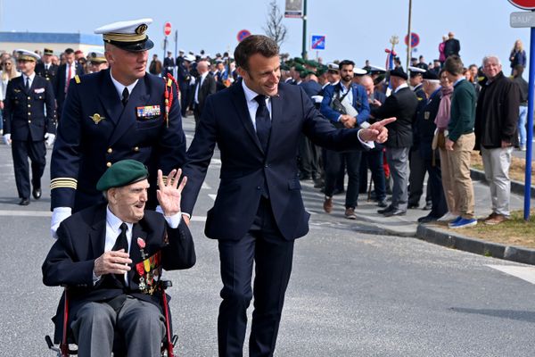 Léon Gautier lors de sa dernière sortie publique, le 6 juin 2023, avec son petit-fils Gérard Wille, et le président de la République française Emmanuel Macron.