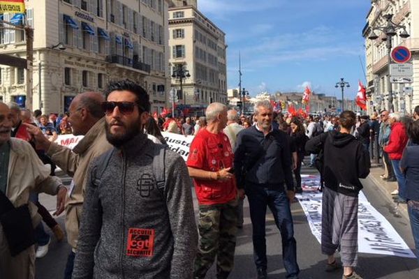 Au bas de la Canebière, les manifestants se rassemblent pour le défilé