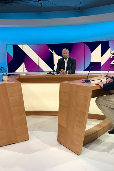 Débat Législatives 2024 sur la 1ʳᵉ circonscription de la Gironde. De gauche à croite : Céline Papin (Nouveau Front Populaire), Thomas Cazenave ( Renaissance), Nicolas Morin (présentateur France 3 Aquitaine), Bruno Paluteau (Rassemblement National) et Virginie Tournay (Reconquête !).