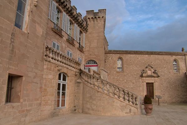 Bâti au 11ème siècle, le château de la Barben a été agrandi au fil du temps,