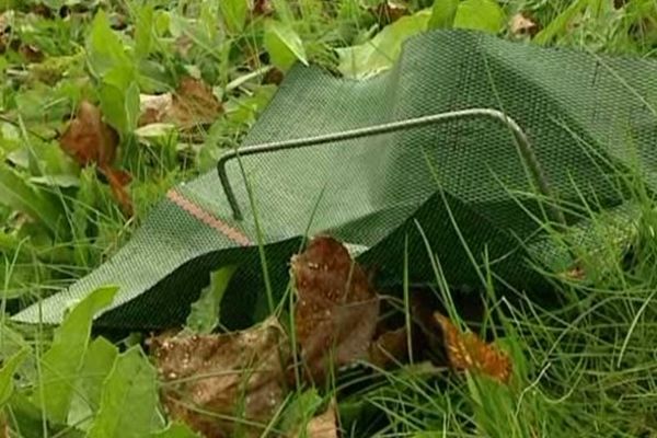 L'agrafe bio-compostable destinée au chantier de la LGV et produite à Mansles (16).