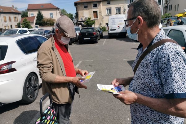 Sur les marchés de Bourgoin-Jallieu, en Isère, les candidats et militants sont de retour pour tracter et essayer de convaincre les citoyens avant les élections départementales et régionales.