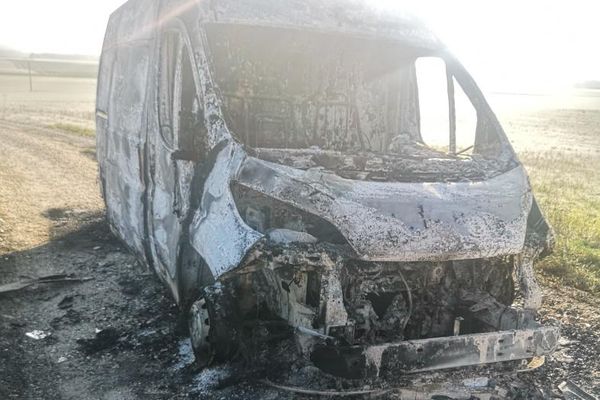 La camionnette, une Peugeot Boxer, a été retrouvée calcinée près de Colombey-les-Deux-Eglises, lundi 13 décembre.