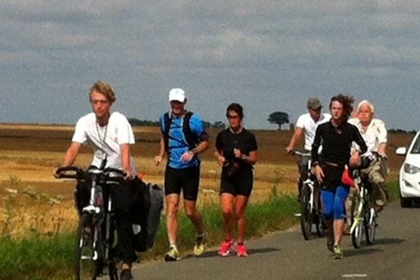 Julien Porta, en pantalon de course bleu, a pu trouver le soutien de Picards sur sa route.