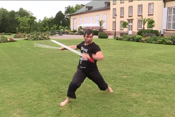 Inspiré par les mangas et les figures des ninjas dès son plus jeune âge, Thibault Gassmann s'est lancé dans le tricking.