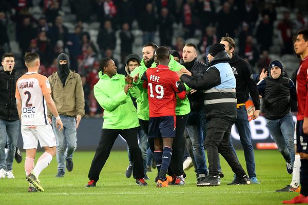 Des supporters de Lille envahissent la pelouse du stade Pierre-Mauroy lors du match face à Montpellier, le 10 mars 2018