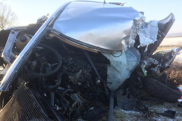 Choc frontal entre une voiture et un poids lourd. Le conducteur de la peugeot est décédé.