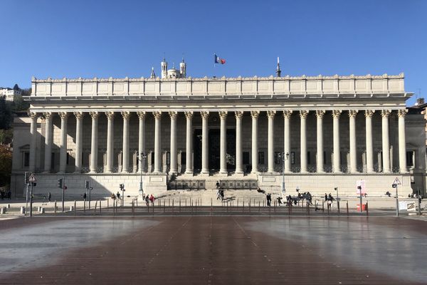 La cour d'Assises de Lyon doit juger en appel un braqueur condamné à 23 ans de réclusion criminelle. Saïd T. avait été reconnu coupable de plusieurs attaques dans la Loire : explosion de distributeurs d'argent et attaque d'un fourgon blindé dans le secteur de Saint-Etienne, entre 2013 et 2014.