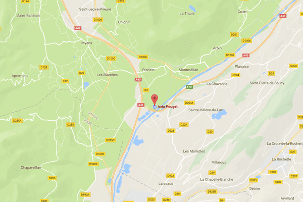 Des copeaux de bois brûlent depuis une semaine dans le centre de compostage Axia Pouget, à Francin. 