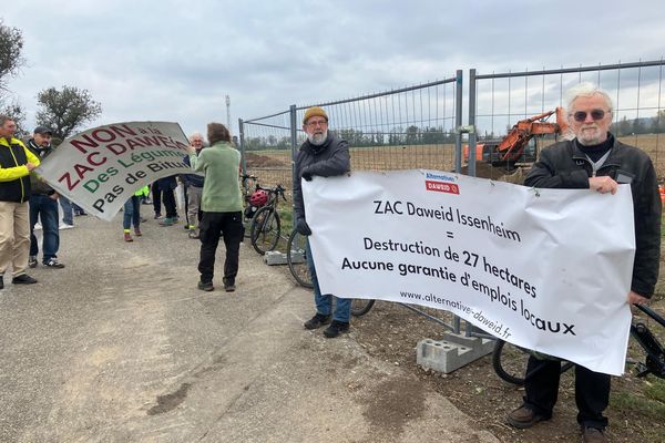 Une dizaine d'associations regroupées en collectif contre un projet de ZAC à Issenheim, dans le Haut-Rhin.