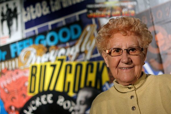 Paulette était amie avec de nombreux groupes de rock, qu'elle a fait jouer dans sa mythique salle de spectacle à Pagney-derrière-Barine, en Meurthe-et-Moselle.