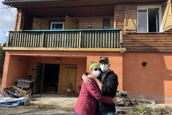 Fabien Le Menn et sa compagne, devant leur maison dégradée d'Elix-le-Château.