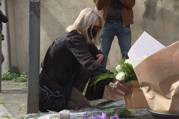 Des fleurs et des bougies sont déposées en hommage au policier tué mercredi à Avignon. 