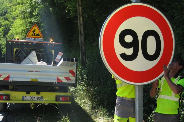 En Corrèze, de nouveaux panneaux "90 km/h" sont installés pour expliquer les nouvelles règles aux automobilistes. 