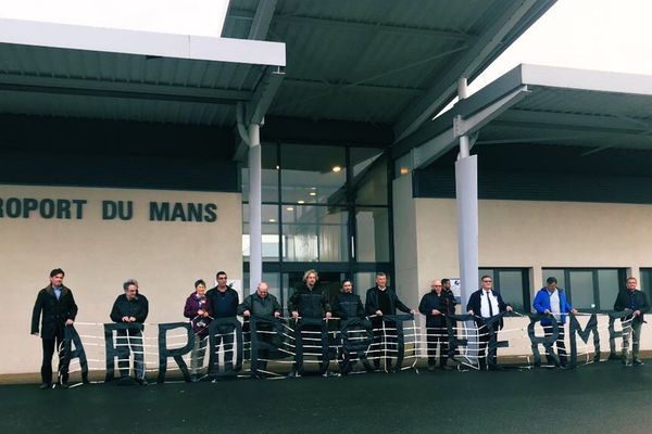 Pour des raisons de sécurité, l'aérodrome du Mans était fermé depuis l'installation d'un chapiteau du salon des Entrepreneurs de Travaux Agricoles.