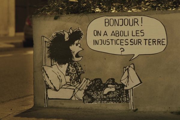 Mafalda, petite fille rebelle et personnage féminin d'une célèbre bande dessinée de Quino, dessinateur et humoriste argentin.