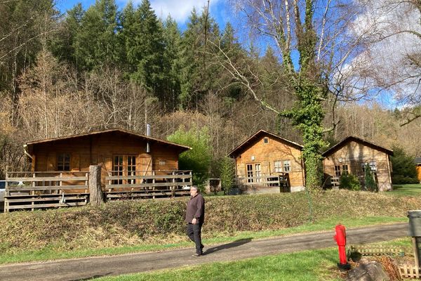 Le camping de Rothau accueille des chalets en bois en plus des emplacements pour tente habituels