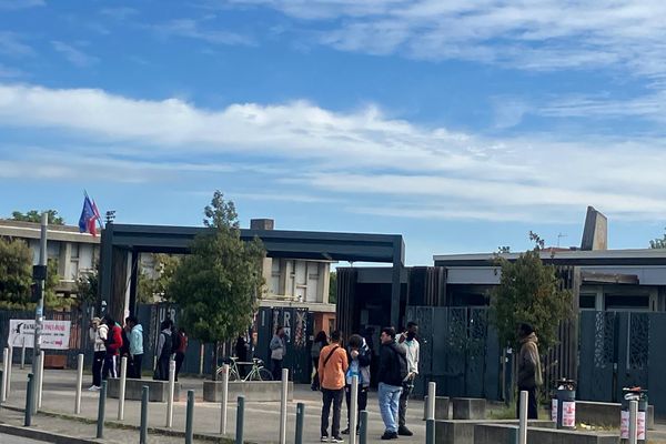 L'enquête devra déterminer comment l'élève de terminale a pu pénétrer dans le lycée Urbain Vitry armé d'un couteau.