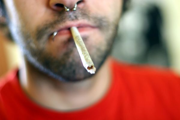 Un fumeur de cannabis