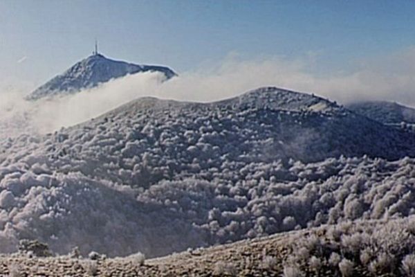 La chaîne des Puys en toutes saisons et par tous les temps : "Lumières sur la chaîne des Puys" des éditions Page Centrale à Clermont-Ferrand