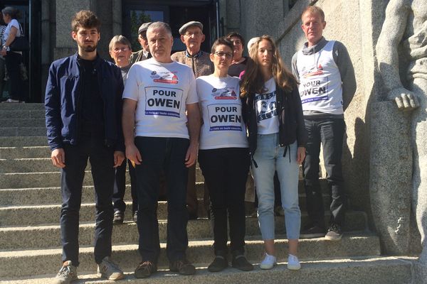 La famille Morvan entourée de ses soutiens devant le tribunal de Brest