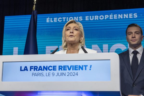 Marine Le Pen et Jordan Bardella, respectivement cheffe du groupe parlementaire du Rassemblement national et président du parti d'extrême droite, lors des résultats des élections européennes le 9 juin 2024 (photo d'illustration).