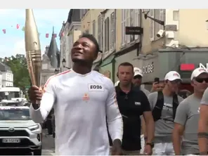 Christian Mbilli Assomo boxeur montargois a porté la flamme olympique dans le Loiret.