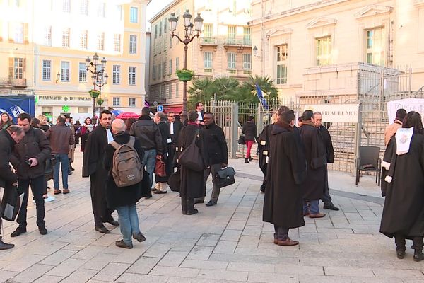 Les avocat de Nice en grève devant le palais de justice, le mercredi 8 janvier