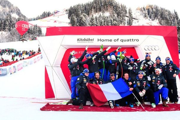 Johan Clarey et Valentin Giraud Moine célèbrent leur double podium avec l'équipe de France de ski alpin, à Kitzbuehel,en Autriche le 21 janvier 2017.  