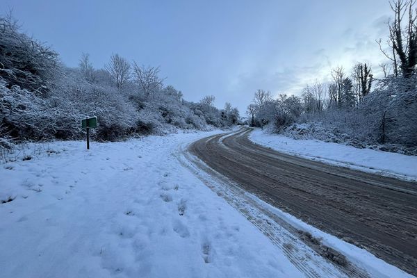 La neige tombe depuis mercredi 8 janvier 2025 et les routes sont très glissantes. Deux personnes sont mortes dans le Nord, à Valenciennes et Croix.