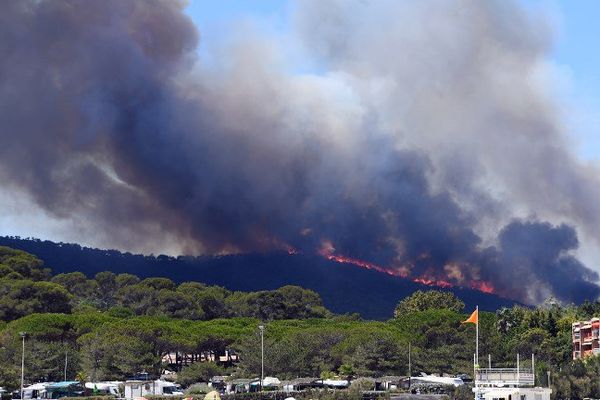 Le feu sur les crêtes à Bormes-les-Mimosas, non loin des plages