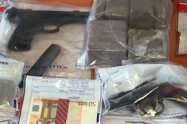 1,991 kilos de résine de cannabis saisis, 1 624,30€, 2 pistolets d'alarme et un véhicule.