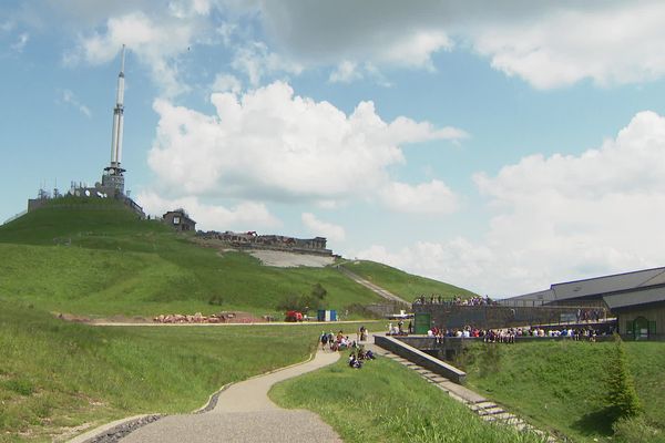 Ce lundi 5 juin, des élèves de Clermont-Ferrand ont mené des expériences au sommet du puy de Dôme.