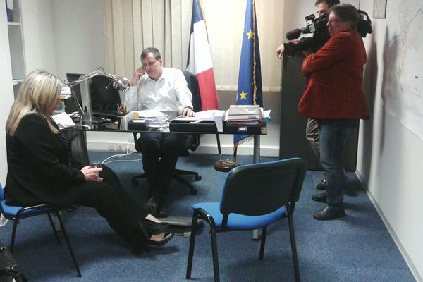 Le vice pdt du FN, Louis Aliot, dans son bureau à Perpignan, reçoit les premiers résultats des élections départementales, dimanche 22 mars 2015.