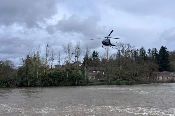 Les recherches ont repris au sol et dans les airs pour tenter d'identifier un kayakiste en difficultés signalé par des témoins, ce samedi 30 mars vers 16 heures sur la commune d'Aixe-sur-Vienne (Haute-Vienne).