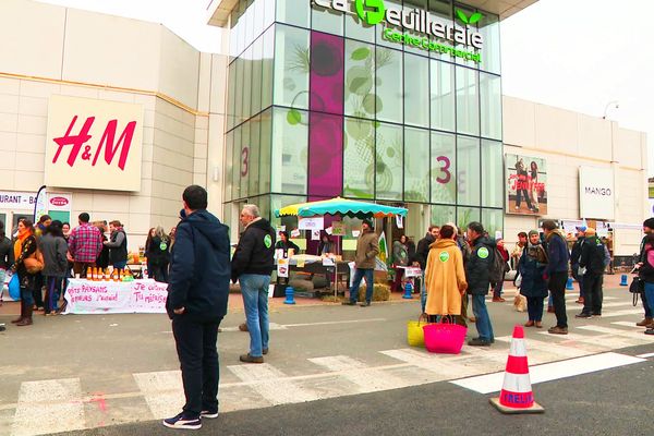 Des agriculteurs bio organisent un marché sauvage devant Leclerc