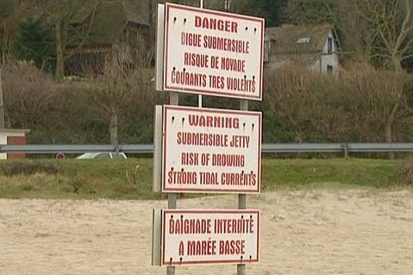 Les apnneaux avertissent du danger à la digue du Ratier de Honfleur