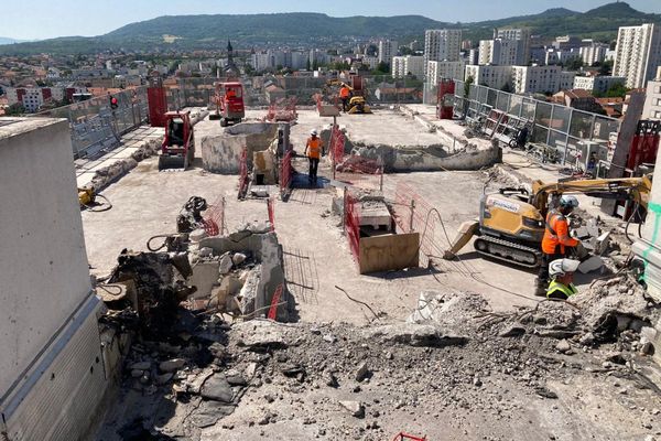 La technique de l'écrêtage a été retenue pour la déconstruction de l'immeuble de l'allée des Dômes à Clermont-Ferrand.