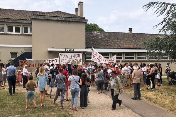 Les familles se sont rassemblées ce samedi matin devant l’école de Flagy.