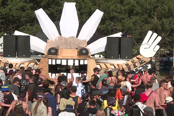 La dernière rave party organisée sur le plateau du Larzac a rassemblé plusieurs milliers de fêtards, à la mi-avril 2024, dans l'Aveyron.