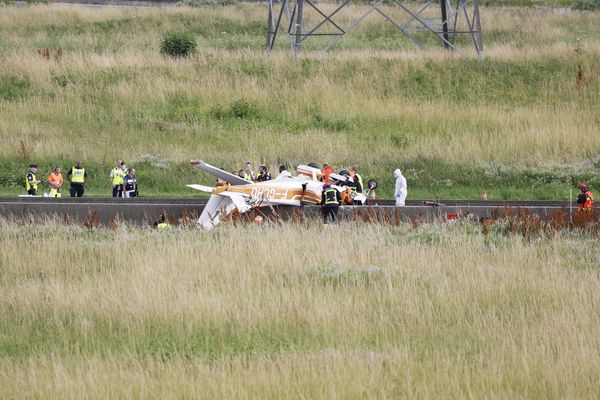 L'accident a eu lieu ce dimanche après-midi. L'avion a heurté une ligne à haute tension avant de s'écraser sur l'autoroute A 4.