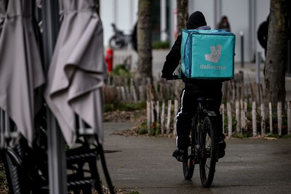 Un livreur deliveroo transporte une commande