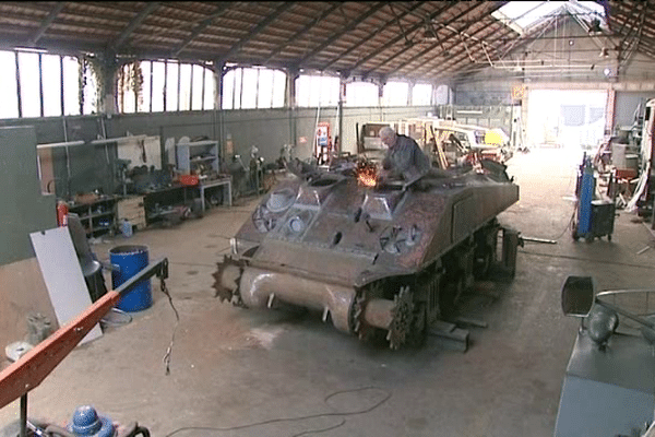 La restauration du char Monterreau se déroule au camp militaire des matelots à Versailles